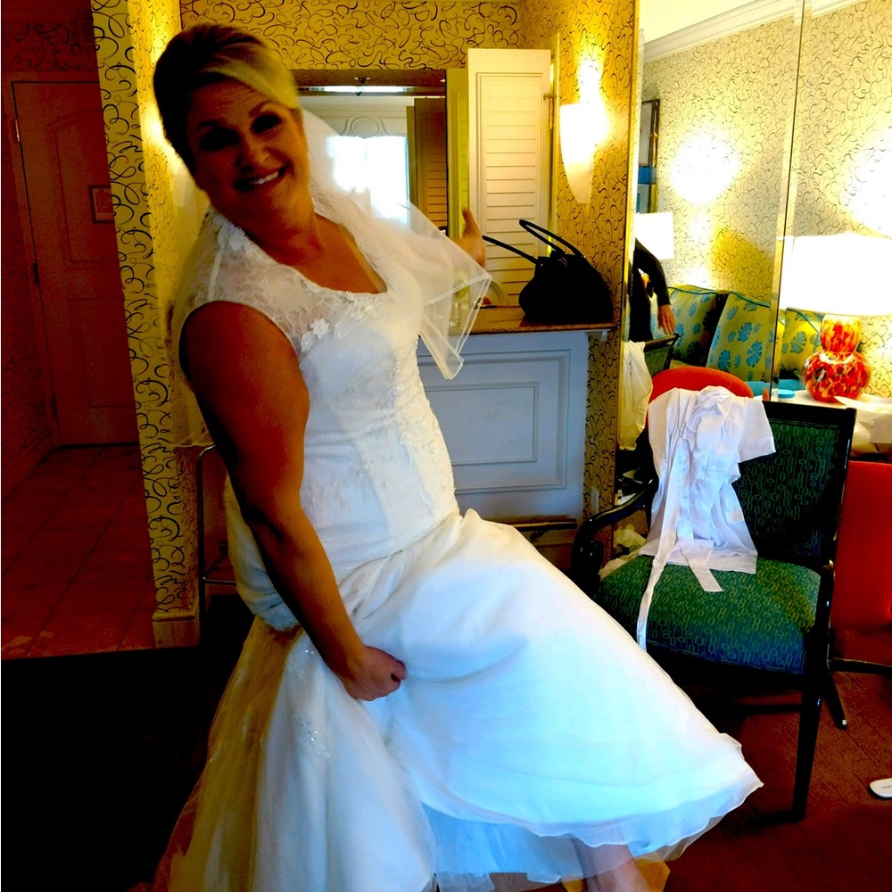Elegant White Lace Cap-Sleeve Wedding Dress